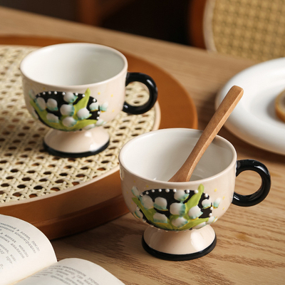 Reisbureau Essentials Handgeschilderde lelie van de vallei Keramische koffiebeker uit Finland