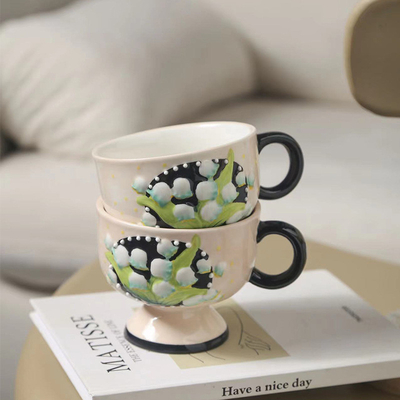 Reisbureau Essentials Handgeschilderde lelie van de vallei Keramische koffiebeker uit Finland