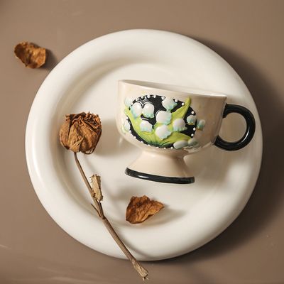 Reisbureau Essentials Handgeschilderde lelie van de vallei Keramische koffiebeker uit Finland