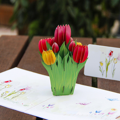 Verras uw leraar met een 3D-tulipgroetekaart