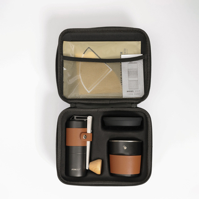 Outdoor draagbare koffieset met handgeschakelde bonenmaler en filterbekercombinatie