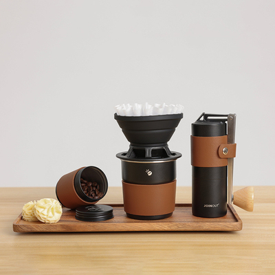Outdoor draagbare koffieset met handgeschakelde bonenmaler en filterbekercombinatie