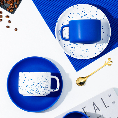 Uitstekende Klein Blauwe Keramische Flower Coffee Cup en Plate Set voor Customized Logo Printing