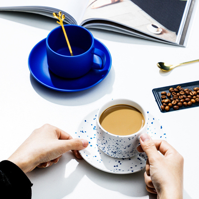Uitstekende Klein Blauwe Keramische Flower Coffee Cup en Plate Set voor Customized Logo Printing