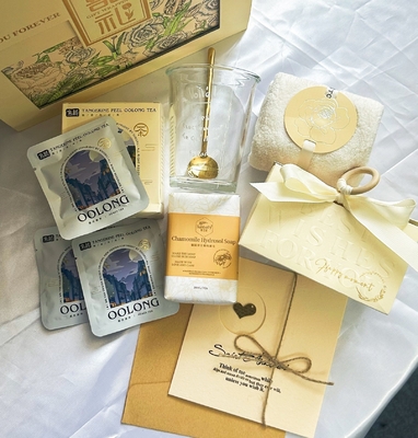Gepersonaliseerde trouwcadeautjeset handdoek zeep waterbeker oolong thee en creatieve snoepdoos