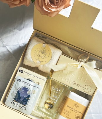Gepersonaliseerde trouwcadeautjeset handdoek zeep waterbeker oolong thee en creatieve snoepdoos