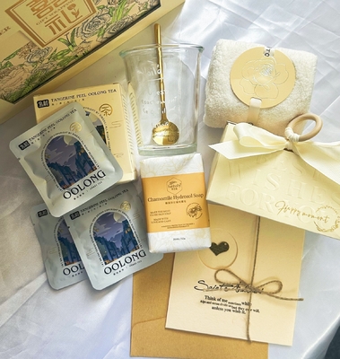 Gepersonaliseerde trouwcadeautjeset handdoek zeep waterbeker oolong thee en creatieve snoepdoos
