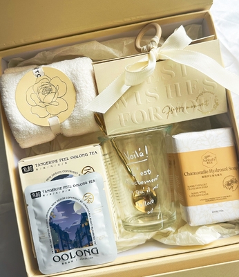 Gepersonaliseerde trouwcadeautjeset handdoek zeep waterbeker oolong thee en creatieve snoepdoos