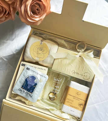 Gepersonaliseerde trouwcadeautjeset handdoek zeep waterbeker oolong thee en creatieve snoepdoos