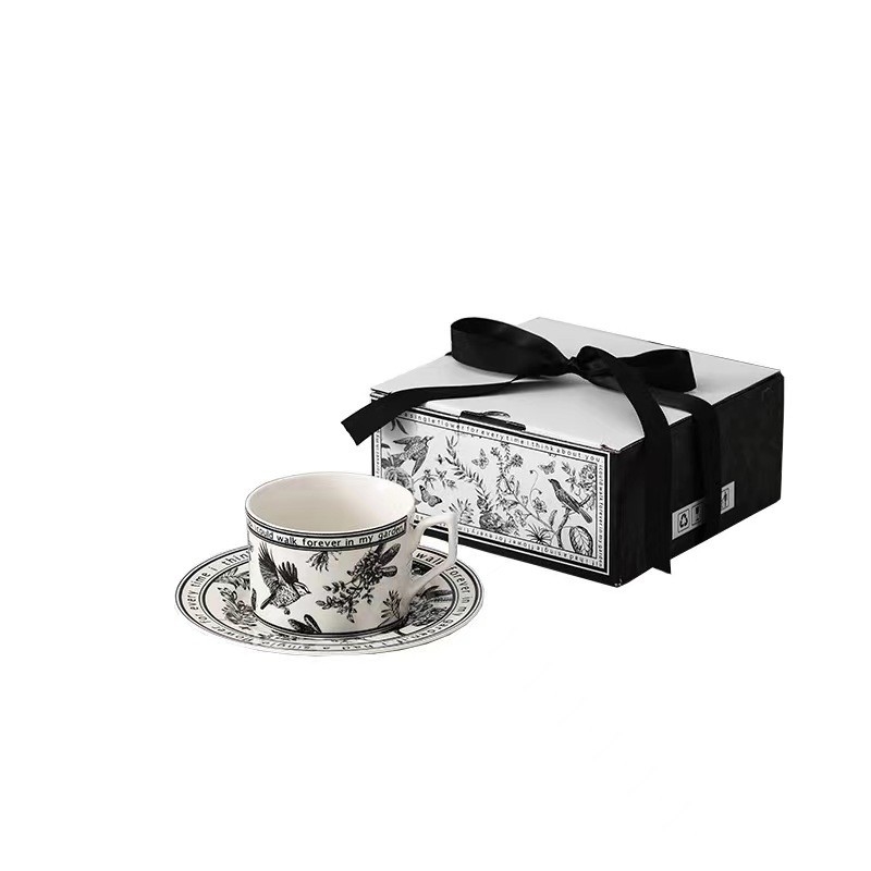 Voeg een beetje kleur toe aan je cadeautjes met deze Franse retro koffiebeker en bord set.