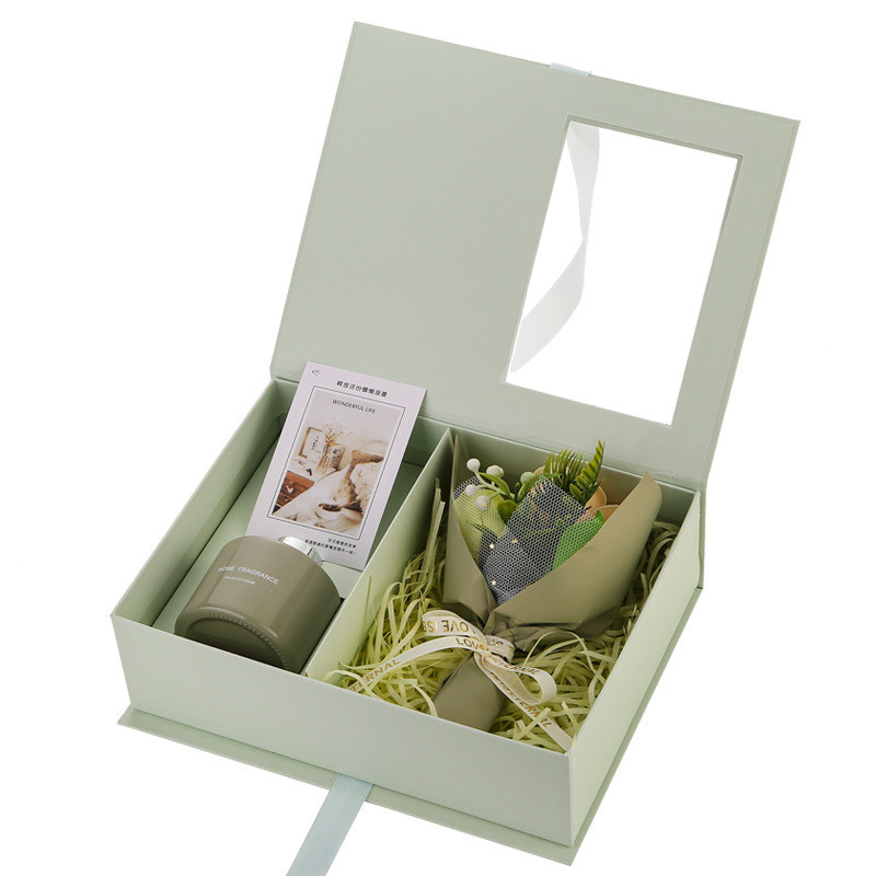 Een cadeau doosje met anjerbloemen Het perfecte cadeau voor leraren en moeders op hun speciale dag