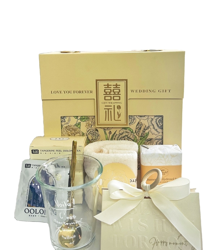 Gepersonaliseerde trouwcadeautjeset handdoek zeep waterbeker oolong thee en creatieve snoepdoos